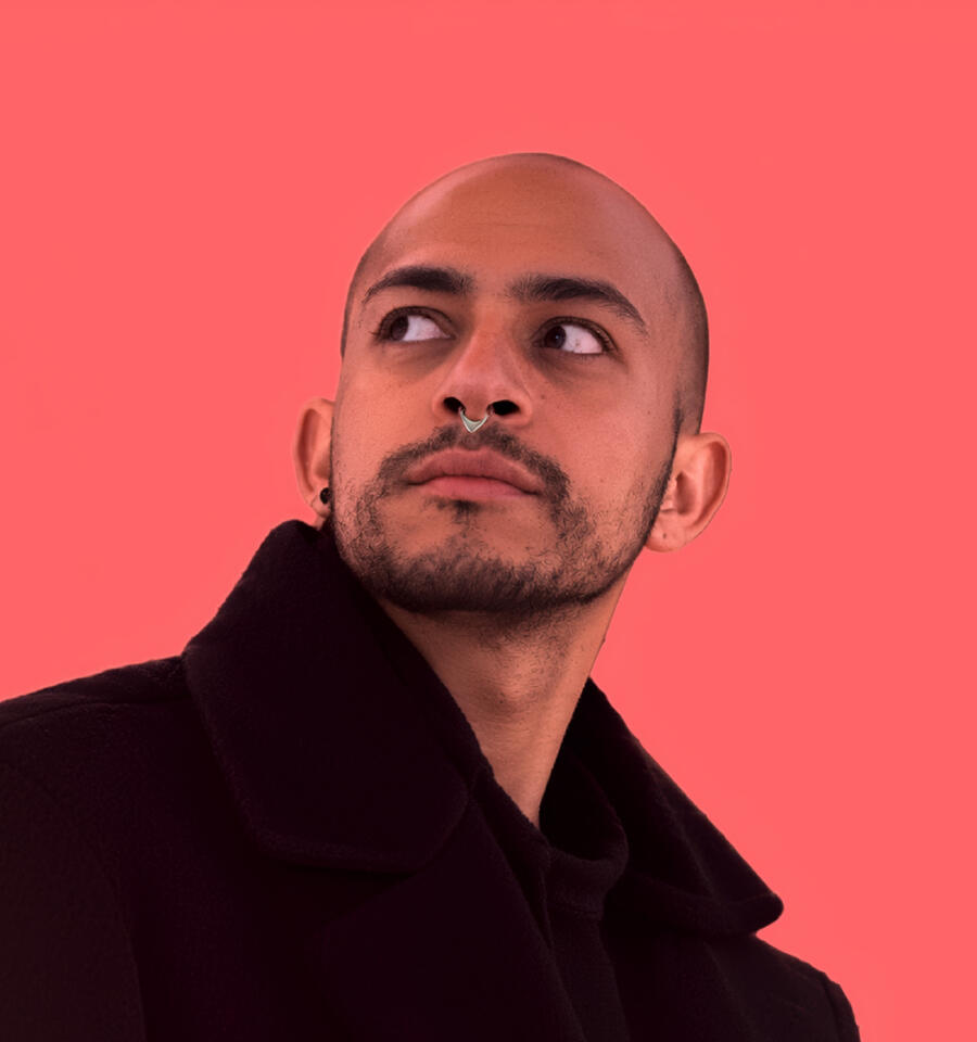 Andrés Gach, directeur d’animation Portrait d’Andrés Gach, directeur d’animation et fondateur de Gach OÜ, avec des lunettes rondes, dans un montage à effet glitch